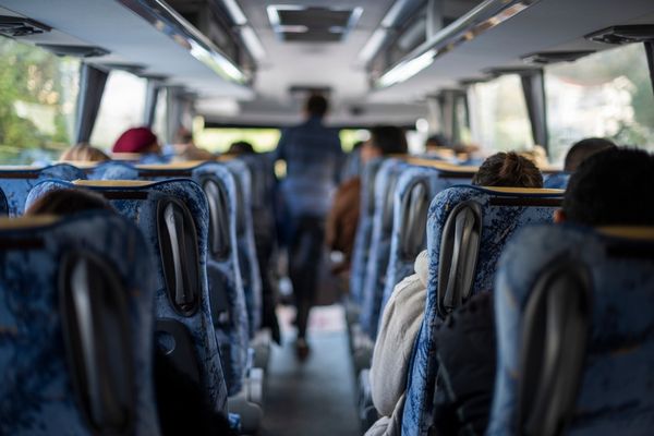 Blick in einen Reisebus mit Fahrgästen während einer gemeinsamen Fahrt